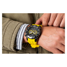 Cargar imagen en el visor de la galería, RELOJ DEPORTIVO PARA HOMBRE INVICTA SPEEDWAY 40046 - AMARILLO